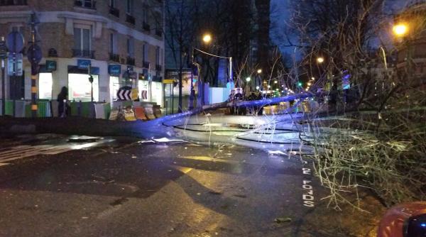 furtuna la paris un barbat a fost grav ranit de un stalp de iluminat