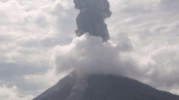 autoritatile au avertizat despre posibile eruptii ale vulcanului sinabung din indonezia