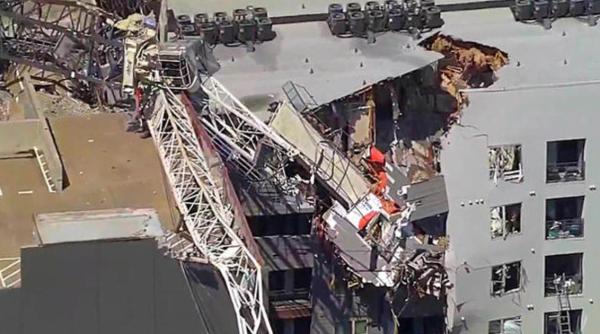 un mort si sase raniti dupa ce o macara s a prabusit peste o cladire de locuinte in dallas