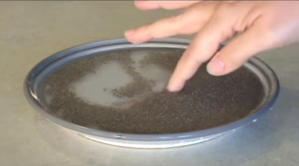 ce se intampla daca pui degetul cu detergent in apa cu piper