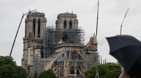 slujba restransa la catedrala notre dame din paris