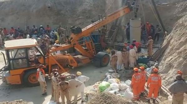 un baietel de doi ani a murit intr un put adanc de 33 de metri