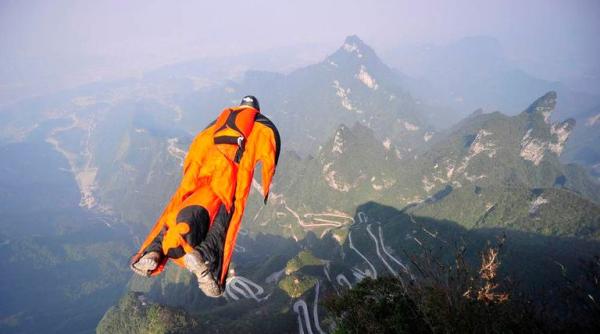 un britanic practicant de base jumping a decedat dupa ce a sarit de pe un varf de 3 000 de metri