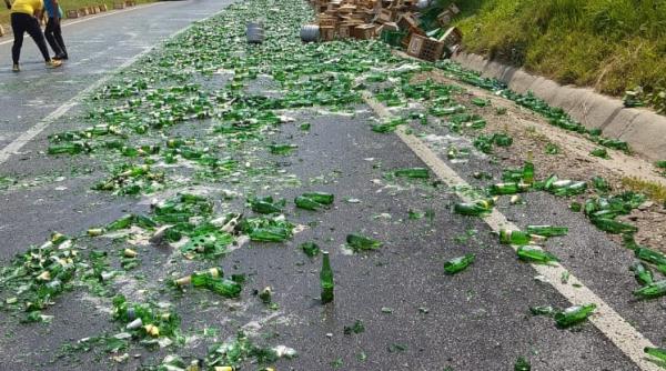 berea dintr un tir rasturnata pe sosea trafic blocat pe dn14