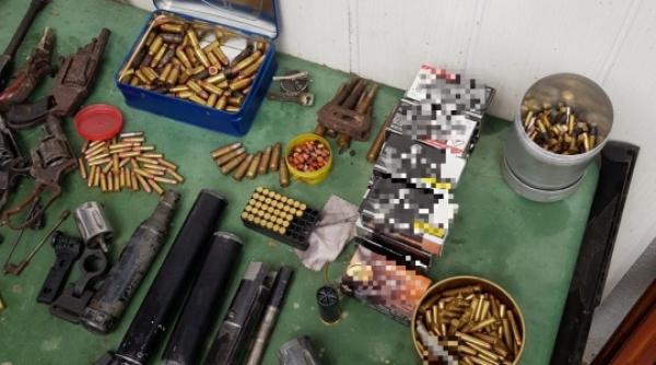 contrabanda cu arme  perchezitii in doua judete