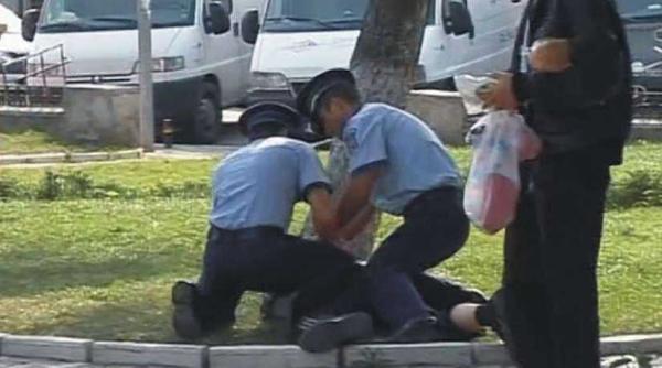 si a calcat mama in picioare apoi a sechestrat o politistii l au retinut