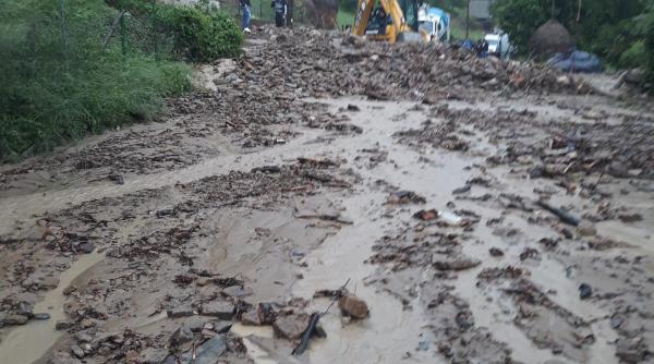 inundatii o femeie si doi copii adapostiti in podurile caselor au fost salvati