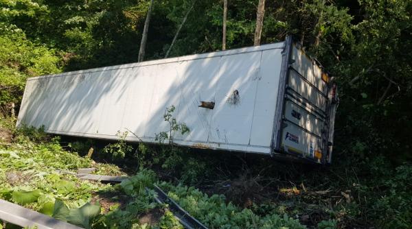 tir rastunat pe dn1 intre predeal si timisul de sus soferul este ranit