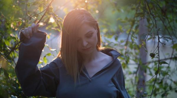 cantareata celebra marturisiri mi a crapat ombilicul nu pot sa cant cu buricul pe afara