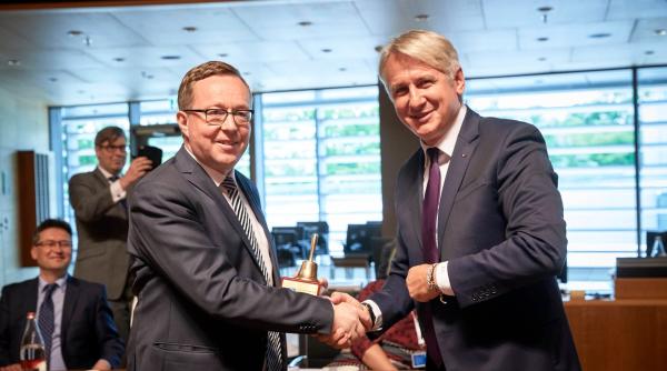 eugen teodorovici a predat simbolul presedintiei consiliului ue