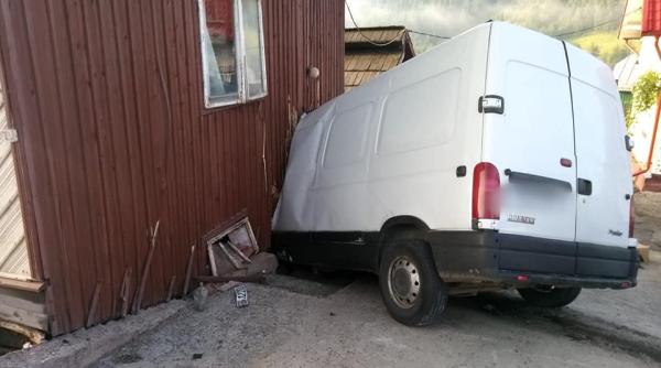 un microbuz s a izbit de o casa la marginea drumului