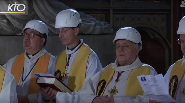 prima slujba la notre dame dupa incendiu preotii cu casti de protectie video