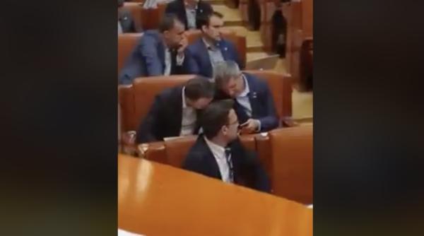 ministru surprins de usr asta fac ei in timp ce colega lor a luat cuvantul la motiune video