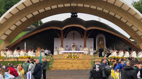 papa francisc a deschis portile turistilor la blaj