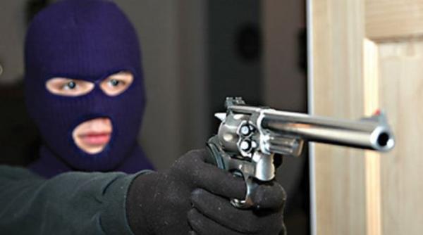 un an si doua luni de inchisoare pentru un jaf arma folosita inedita