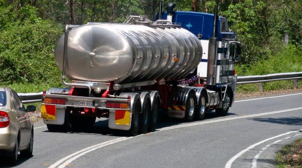 cisterna rasturnata pe dn11 trafic blocat pericol de explozie