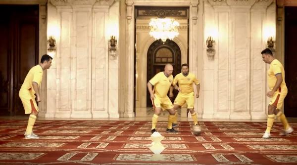 turneul interparlamentar de fotbal   deputatii s au filmat jucand fotbal pe holurile parlamentului