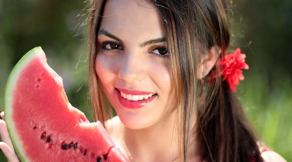 cum tai corect un pepene si cum decojesti banana stiai asta video