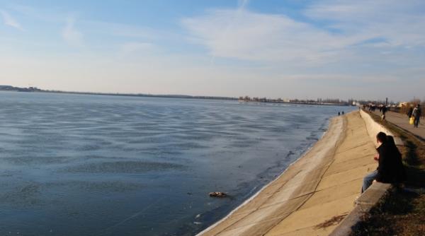 manevre de resuscitare in curs pentru un barbat de 30 de ani gasit in lacul morii