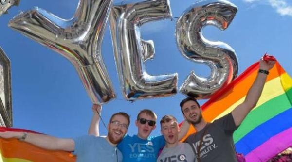 parada gay bucharest pride sute de persoane s au strans in piata victoriei