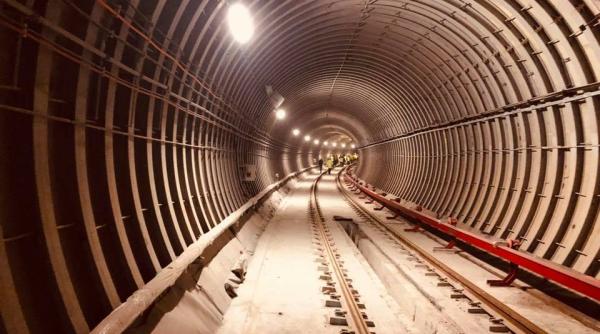 bucuresti statia de metrou eroilor inundata de praf