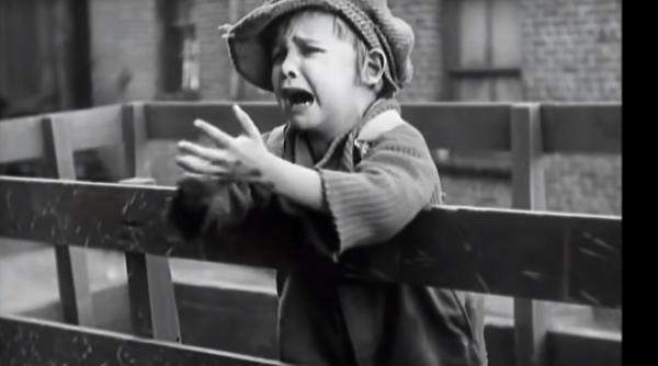 filmul piciul al lui charlie chaplin scena trasa la indigo cu baia de arama