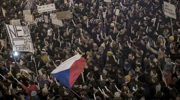 praga sute de mii de oameni la cel mai mare protest dupa revolutia de catifea
