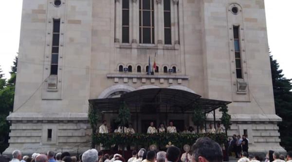 procesiune cu preasfantul sacrament pe strazile din centrul bucurestiului