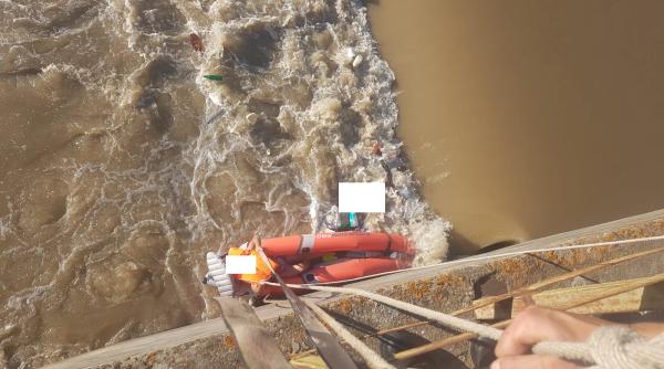 brasov  operatiune de salvare a unor barbati care s au rasturnat cu barca pe raul olt