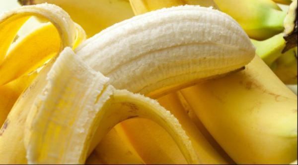 coaja de banana remediul ieftin si sigur pentru albirea dintilor