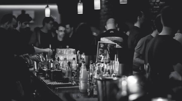 epidemie cu norovirus declansata de un barman se poate intampla si in centrul vechi