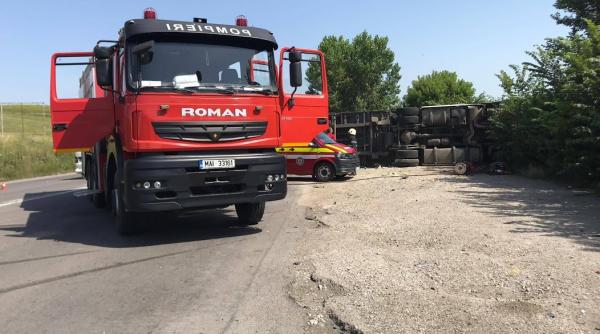 doua autoturisme au fost avariate dupa ce un tir s a rasturnat peste ele