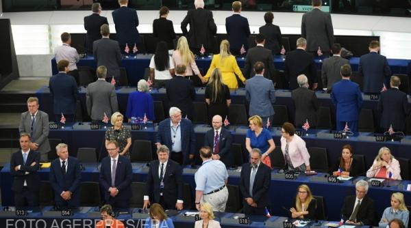 pe noua legislatura deputatii brexit au intors spatele la imnul ue