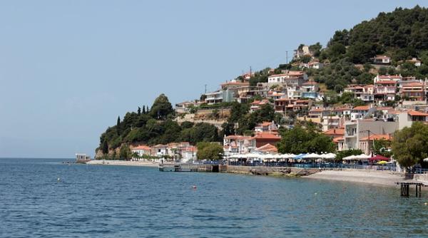 incendii pe insula evia localitati evacuate sute de pompieri mobilizati