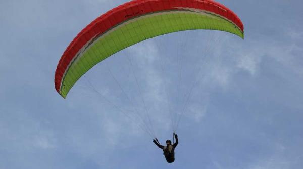 parapantist francez cautat in muntii din covasna autoritatile sunt in alerta