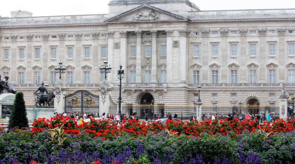 familia regala a marii britanii in pericol barbat arestat la palatul buckingham ce avea de gand
