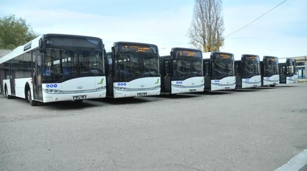 sofer de autobuz  filmat in timp ce fura motorina   video