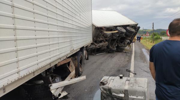 accident grav la cluj remorca unui camion si un autoturism s au rasturnat