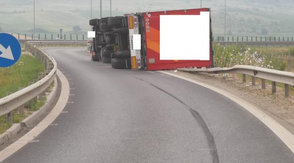 video interventie spectaculoasa pentru ridicarea unui tir rasturnat