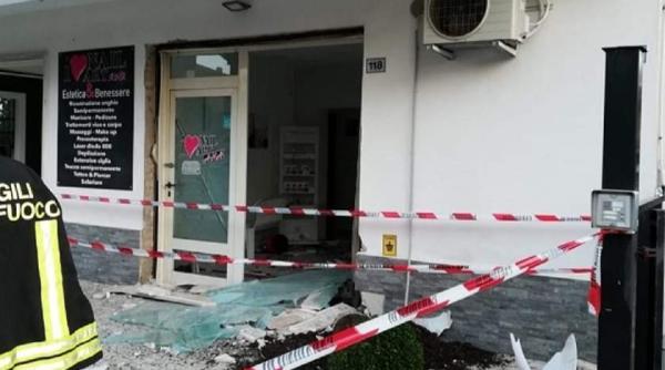 centru estetic din italia distrus de o bomba o romanca era proprietar