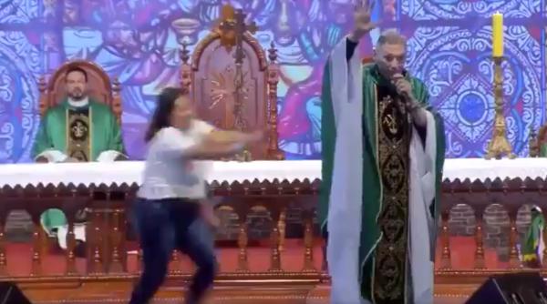 preot aruncat de pe scena dupa ce ar fi spus ca femeile grase nu ajung in rai