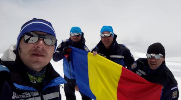 tricolorul dus de jandarmi la 30 de grade pe varful elbrus din caucaz