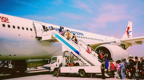 incident neobisnuit intr un aeroport  ce a facut un barbat inainde de decolarea avionului