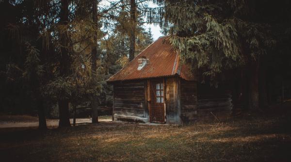 catunul din romania in care mai locuieste un singur om are grija de 15 18 cai salbatici