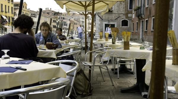 doi turisti din venetia amendati cu 950 de euro pentru ca si au facut o cafea