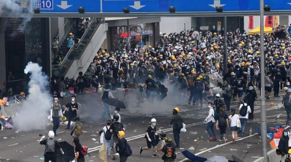 politia din hong kong a folosit gaze lacrimogene impotriva manifestantilor