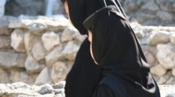 doua maicute  scandal monstru in vaslui  a intervenit politia dupa ce ar fi aruncat un barbat pe sinele de tren