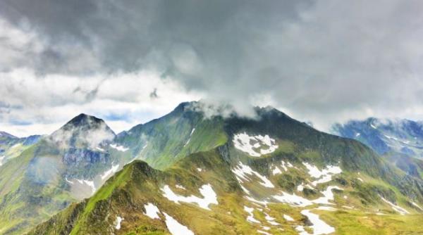 turisti rataciti in masivul fagaras sunt cautati de doua zile