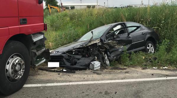 masina facuta praf intr un accident cu un camion trafic blocat pe dn 65a in judetul mehedinti