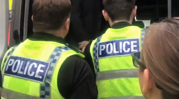 canicula extrema in anglia politistii au spart geamul unei masini pentru a scoate un caine lasat